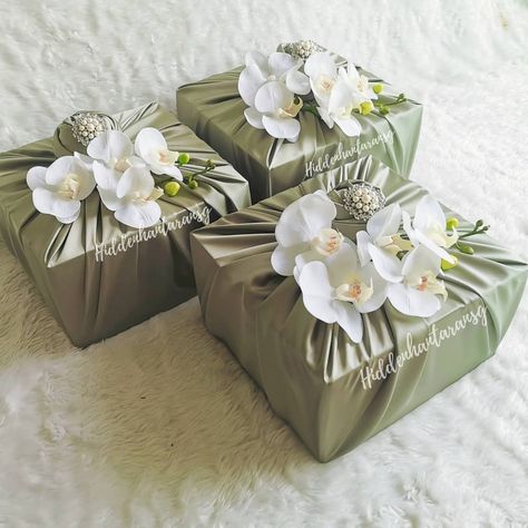 Hidden Hantaran Ideas, Dulang Hantaran Ideas, Hidden Hantaran, Bridal Gift Box, Hamper Gift Basket, Wedding Cushion, Dream Wedding Reception, Wedding Color Pallet, Colorful Gift Wrapping