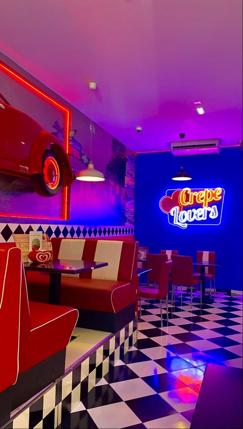 Cafe 50s, 80s Aesthetic Wallpaper, Disney Cars Wallpaper, Party World, American Graffiti, Retro Diner, American Diner, Million Dollar Homes, Lunch Room