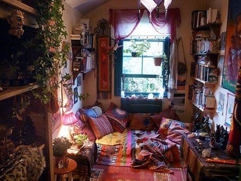 Cozy Room Nest Ideas for Lazy Humans Like Me (21) Groovy Room, Hippy Bedroom, Bedroom Ideas Hippie, Hippie Room, Hippie Bedroom, Hippy Room, Bohemian Living Rooms, Dekorasi Kamar Tidur, Hippie Home Decor