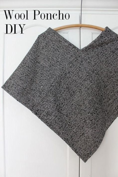 Ponchos Diy, Poncho Diy, Poncho Pattern Sewing, Diy Sy, Diy Vetement, Wool Poncho, Poncho Pattern, Diy Couture, Sewing Clothes