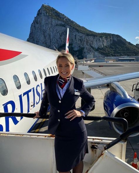 Flight Stewardess, British Airways Cabin Crew, British Airline, Flight Girls, Stewardess Uniform, Airline Uniforms, Becoming A Pilot, Flight Attendant Life, Fest Outfits