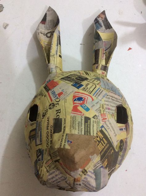 Máscaras de papel hechos sobre globo, papel mache, México #papelmache #mascaras Mascara Papel Mache, Paper Mache Masks, Paper Mache Art Sculpture, Paper Mache Wall Art, Paper Mache Christmas, Paper Mache Mask, Creepy Toys, Mouse King, Bunny Mask