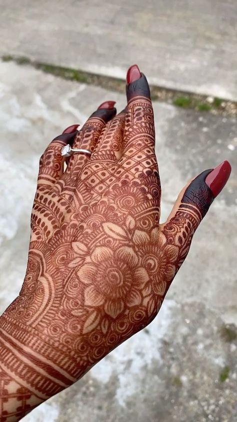 meharraja on Instagram: 𝐓𝐫𝐮𝐬𝐭 𝐭𝐡𝐞 𝐩𝐫𝐨𝐜𝐞𝐬𝐬 🍃 If it’s natural organic henna it will take up to 72 hours to transition into a dark stain. I get alot of question’s… Detailed Mehendi Designs, Dark Henna Stain, Dark Mehendi Designs, Henna On Dark Skin, Dark Mehndi, Mehndi Stain, Round Mehndi, Have A Wonderful Friday, Henna Inspo