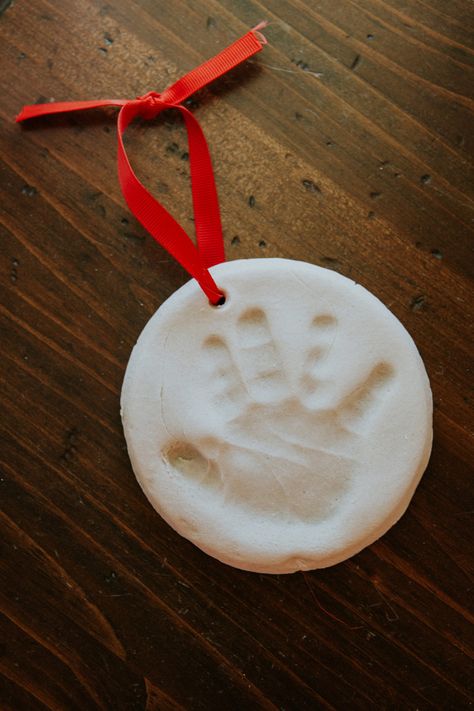 Hand Print Christmas Ornaments, Diy Salt Dough Ornaments, Hand Print Christmas, Diy Salt Dough, Salt Dough Christmas Ornaments, Salt Dough Crafts, Handprint Ornaments, Handprint Christmas, Baby Christmas Ornaments