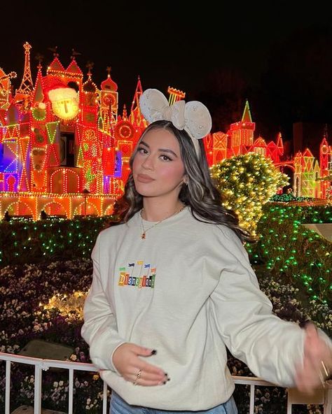 Disney Sweater Outfit, Magic Kingdom Outfit, Disney Night, Disney Poses, Disney Trip Outfits, Disney Outfits Women, Disneyland Ears, Night Pics, Disneyland California Adventure