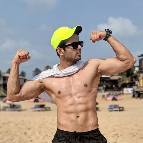 Biceps flex Kunal Saluja Flexing Biceps, Body Reference, Flexing, Bollywood Actors, Good Looking Men, Male Body, Drawing Reference, How To Look Better, Hollywood