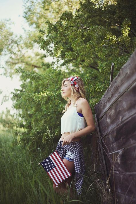 Red, White, and Blue 4th of July Themed Photo Shoot July Wedding Ideas, Woman In Kitchen, 4th Of July Meme, Flag Pic, Fourth Of July Pics, Fourth Of July Wedding, Blue Pics, 4th Of July Photography, Group Shoot