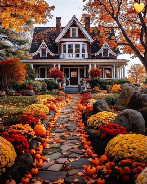 Fall Cottage, Magical House, Amazing Homes, New England Homes, Autumn Scenes, Mountain Homes, Autumn Scenery, Autumn Beauty, Fall Pictures