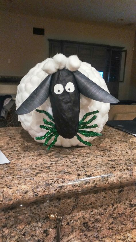 4h Pumpkin Decorating, Sheep Pumpkin Decorating, 4h Pumpkin Contest, Sheep Pumpkin, Sheep Eating, Creative Pumpkin Decorating, Halloween Costumes For Work, Pumpkin Decorating Contest, Painting Pumpkins