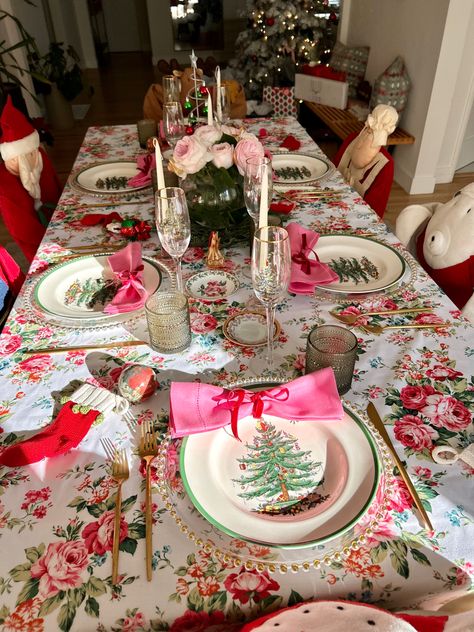 Classy Colorful Christmas Decor, Merry And Bright Christmas Tablescape, Colorful Christmas Dining Room, Christmas Table Spode, Colorful Christmas Table Setting, Christmas Tablescapes Colorful, Girly Christmas Party Decor, Eclectic Christmas Table Setting, Holiday Dishes Christmas Dinner Parties