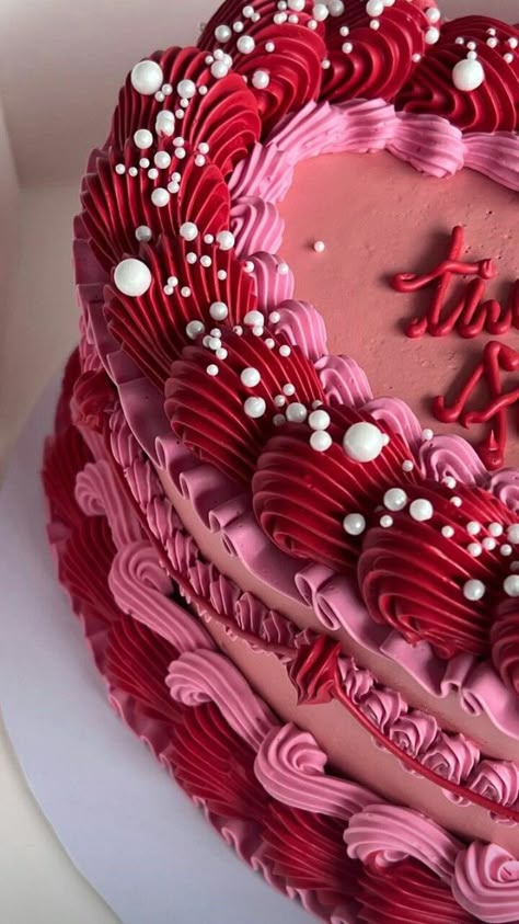 Valentine Heart Cake Ideas, Valentines Day Cupcakes Ideas Creative, Valentine Cake Ideas Creative Beautiful, Pink And Red Heart Cake, Love Heart Cakes, Red Vintage Heart Cake, Red Cake Ideas, Valentines Day Heart Cake, Birthday Cakes Vintage