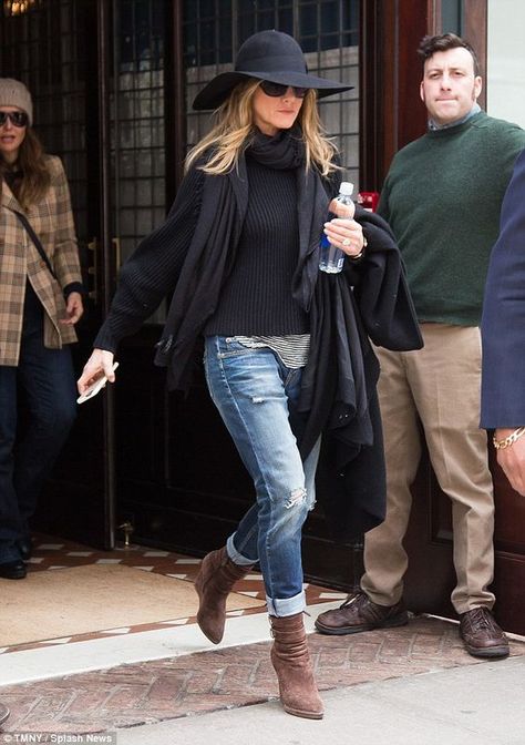 Jennifer Anniston Style, Look Hippie Chic, Jennifer Aniston Style, 2019 Style, 50 Style, Mode Casual, Outfits With Hats, Black Hat, 가을 패션