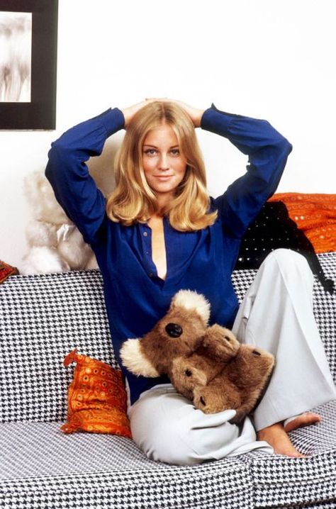 70s Celebrities, Cybill Shepherd, She's A Lady, 70s Fashion, Old Hollywood, Role Models, Movie Stars, Actors & Actresses, Celebrity Style