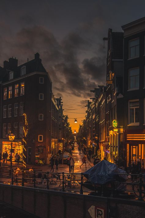 Amsterdam Dark Aesthetic, Belanda Aesthetic, Amsterdam Aesthetic Night, Amsterdam Club, Aesthetic Amsterdam, Amsterdam Pictures, Amsterdam Wallpaper, Pretty Streets, Amsterdam Winter