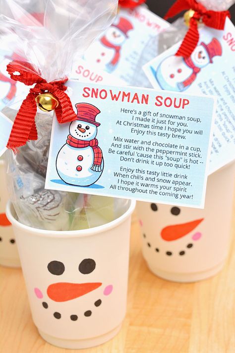 Snowman soup is SO EASY to make and it's such a great craft for Christmas and winter! Both kids and adults will love putting together these super cute Christmas favours. Attach one of our FREE printable snowman soup poems to a decorated paper cup and add in some goodies. It's such a simple Christmas gift idea for everyone in the class or classroom, teachers, neighbours, friends, and coworkers! Hot Chocolate Gifts For Students, Hot Cocoa Cup Gift Ideas, Daycare Kids Christmas Gift Ideas, Diy Classroom Christmas Gifts, Winter Break Gifts For Students, Christmas Treat Ideas For Kids School, Christmas Class Gift Ideas, Christmas Treats For Classroom, Preschool Christmas Gifts For Kids