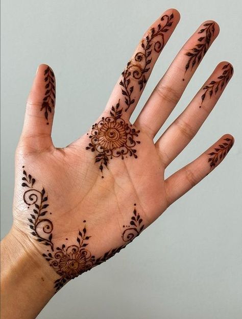 Palm Mehndi Design Small Hand, Popular Henna Designs, Simple Palm Mehndi Design Aesthetic, Simple Henna Aesthetic, Easy Palm Henna Designs, Henna Design For Back Hand, Mendhi Palm Design, Henna Palm Simple, Palm Mendhi Simple