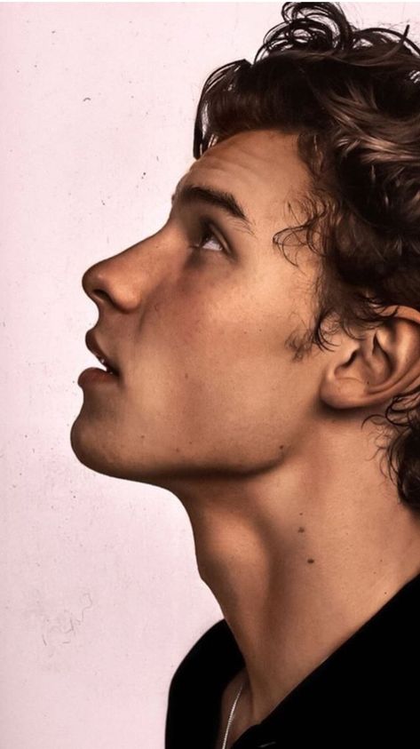 That bump by his neck thooooooooo Man Looking Up, Shawn Mendes Imagines, Shawn Mendes Wallpaper, Male Character, Shawn Mendes, Future Husband, Looking Up, Famous People, Character Inspiration