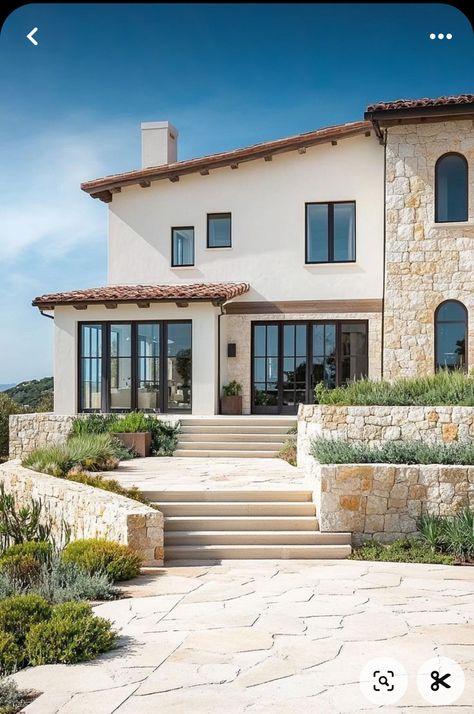 Exterior House Mediterranean, Mediterranean California Home, Spanish Tuscan Style Homes, Meditteranean Home Interior, Californian Houses Exterior, Modern Mediterranean Facade, Mediterranean Style Homes Exterior, Mediterranean House Exterior Modern, Stone Facade House Exterior