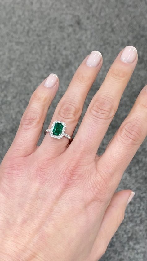 Emerald Ring On Hand, Luxury Elegant Emerald Ring, Engagement Rings Emerald Green, Luxury Vintage Green Emerald Ring, Emerald Green Wedding Ring, Luxury Emerald Rings Hallmarked, Emerald Green Engagement Ring, Luxury Polished Emerald Ring, Elegant Style, Gold Chain Necklace Womens