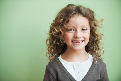 Sweet, No-Fuss Cuts for Little Girls Layered Curly Haircuts, Shoulder Haircut, Shoulder Length Curls, Shoulder Length Curly Hair, Layered Curls, Layered Curly Hair, Kids Curly Hairstyles, Barrel Curls, Medium Layered Hair