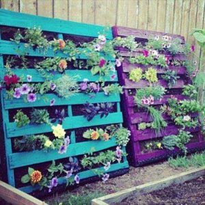 Jardinería Vertical: Tipos e ideas de jardines verticales Small Patio Furniture, Whimsical Garden Art, Pallet Projects Furniture, Garden Junk, Meteor Garden 2018, Vertical Gardens, Magic Garden, Walled Garden, Pallet Garden