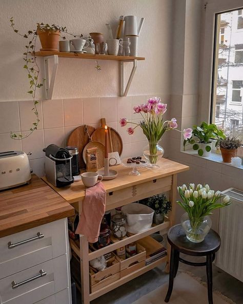 Cottagecore Kitchen, Studio Apartment Living, Coffee Bar Home, Small Apartment Living Room, Casa Vintage, Kitchen Corner, Small Apartment Decorating, Small Apartment Living, Apartment Kitchen