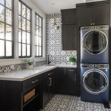 Black And White Backsplash, White Laundry Rooms, Laundry Room Lighting, Stylish Laundry Room, Modern Remodel, Laundry Room Wallpaper, Laundry Room Renovation, Laundry Room Shelves, Laundry Room Cabinets