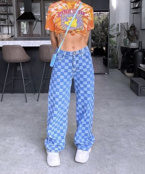 pinterest//@shaizzleee🧚🏽‍♀️ Blue Checkered Pants Outfit, Checkered Pants Outfit, Fashion 60s, 00s Mode, Checkered Pants, Fashion 90s, Diy Vetement, Thrifted Outfits, Blue Checkered