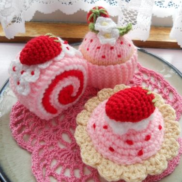 Strawberry Cream Tea...all calorie free! #amigurumi #crochet #cake #handcrafted Amigurumi Cake, Crochet Cake, Crochet Strawberry, Confection Au Crochet, Crochet Butterfly, Crochet Design Pattern, Crochet Food, Kawaii Crochet, Pola Kristik