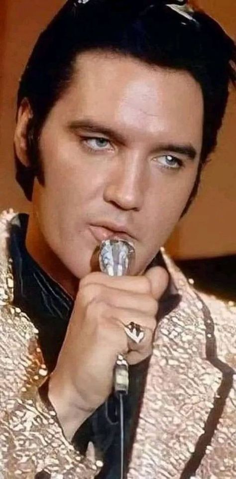 Absolutely gorgeous 💙 - Elvis Presley True Fans Elvis 68 Comeback Special, If I Can Dream, King Elvis Presley, Forever Mine, Elvis Presley Pictures, Elvis Presley Photos, Lisa Marie Presley, Graceland, Elvis Presley