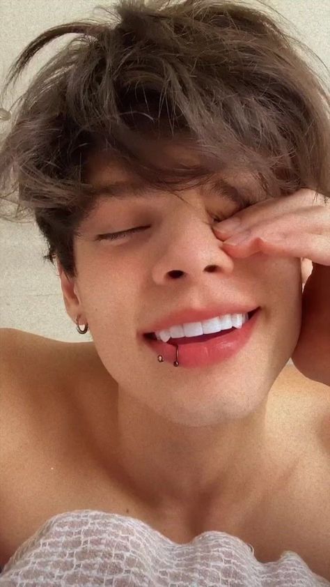 Guys With Lip Piercings, Boys With Piercings, Teeth Aesthetic, Mouth Piercings, Really Good Comebacks, Perfect Teeth, Vampire Teeth, Cool Piercings, Facial Piercings