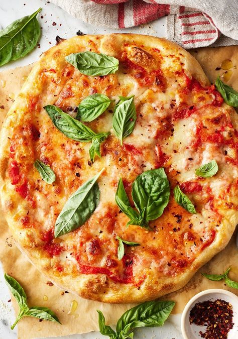 This homemade margherita pizza is so easy and delicious! My biggest tip for this recipe is to use good-quality ingredients like fresh basil and sauce made with San Marzano tomatoes. Because the recipe is so simple, you'll really taste the difference. Veggie Pizza Recipes, Cooking Homemade Pizza, Spinach Artichoke Pizza, Entertaining Food Ideas, Margherita Pizza Recipe, Lemons Recipes, Pate A Pizza, Artichoke Pizza, Breads Bakery