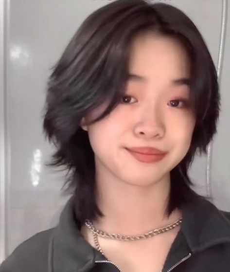 Prominent Korean Wolf Cut Short Hair Ideas 2023 Short Wolfcut Girl Hair 360, Wof Cut Hair Short, 360 Haircut For Women, Wolf Cut Hair Short 360, Short Wolf Cut 360, Hair 360 Wolfcut, Tomboyish Haircut, Wolf Tail Haircut, Korean Wolf Cut Hair Short