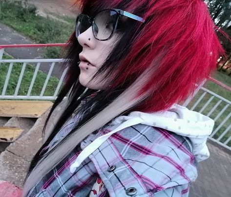 Short Emo Hair 2000s, Scene Hair Dye Ideas, Scene Hair Ideas, Scene Hair Dye, Scene Hair Short, Scene Kid Hair, Tumblr Emo, 2000s Scene, Scene Punk