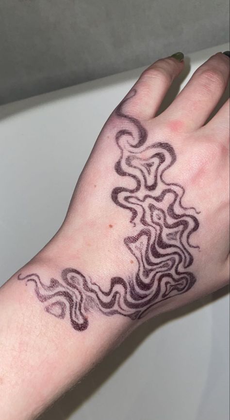 Doodles On Your Arm, Drawing Ideas To Do On Your Hand, Snake Hand Tattoo Design, Drawing On Your Arm Ideas, Alt Small Tattoos, Creative Hand Drawing, Drawings On Hands Pen Aesthetic, Things To Doodle On Your Arm, Arm Drawings On Skin