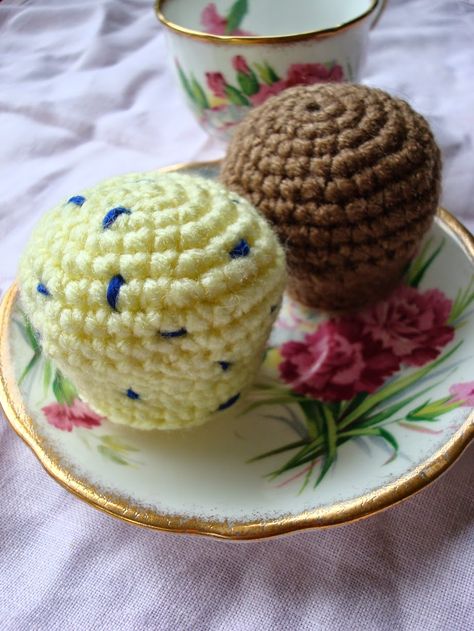 Free crochet pattern, muffins and cupcakes Crochet Muffin Free Pattern, Crochet Muffin, Crochet Cupcakes, Crochet Vegetables, Stuffed Crochet, Amigurumi Food, Crochet Cake, Advanced Crochet, Crocheted Toys