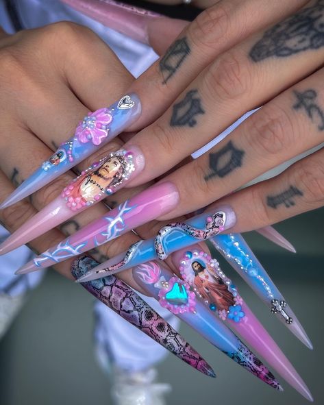 Real queen doesn’t wear a crown, she wears nails that demand WORSHIP😮‍💨💅🏼 🏳️‍⚧️ Super powerful opening for pride months nail art sessions with @daphne.bohemien and Jesus, blessed be all the creatures of the universe #unghiemilano #nailartmilano #pridenails #stilettonails #unghiestiletto #unghieextreme #aerografia #airbrushnailart #unghielunghe #unghie #ricostruzioneunghie #freestylenails #nailsmilano Longest Nails In The World Acrylic, Long Ugly Nails, Longest Nails In The World, Jesus Nails, Longest Nails, Really Long Nails, Airbrush Nail Art, Winter Nails Acrylic, Blessed Be