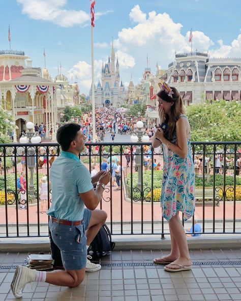 Disney Proposal Ideas, Disney World Proposal, Disneyland Proposal, Disney Engagement Pictures, Surprise Proposal Pictures, Disney Proposal, Disneyland World, Disney Engagement, Proposal Pictures