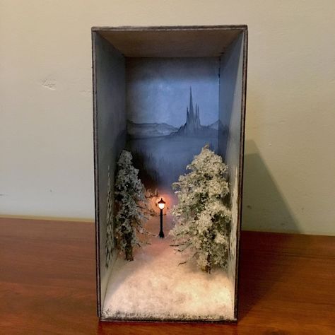 Narnia Diorama, Bookshelf Inserts, Book Nook Ideas, Miniature Library, Paper Folding Art, Art And Math, Bookshelf Art, Nook Ideas, Folding Paper