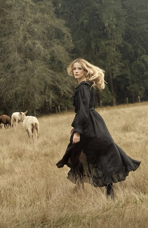 Prairie Photoshoot, Prairie Aesthetic, Western Photoshoot, Folk Horror, Elegance Style, Feminine Fashion, Larp, Feminine Style, Makeup Inspo