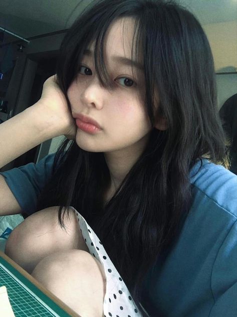 Korean Face, Beauty In Simplicity, Makeup And Hair, Makeup Fashion, Pretty Selfies, Selfie Poses, Aesthetic Hair, Poses For Pictures, Korean Beauty