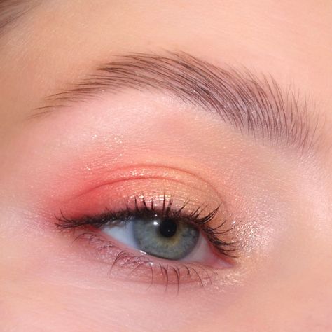 Orange Glitter Eyeshadow, Peachy Makeup Look, Peach Makeup Look, Orange Eyeshadow Looks, Peach Eye Makeup, Coral Makeup, Peachy Eyeshadow, Orange Eye Makeup, Pastel Eyeshadow