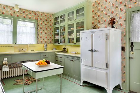 The Guild: Karla Pearlstein - Design for the Arts & Crafts House | Arts & Crafts Homes Online 40s Interior, 1920s Kitchen, Kitchen Restoration, 1930s Kitchen, 1940s Kitchen, Old Fashioned Kitchen, Vintage Appliances, Green Cabinets, Country Homes