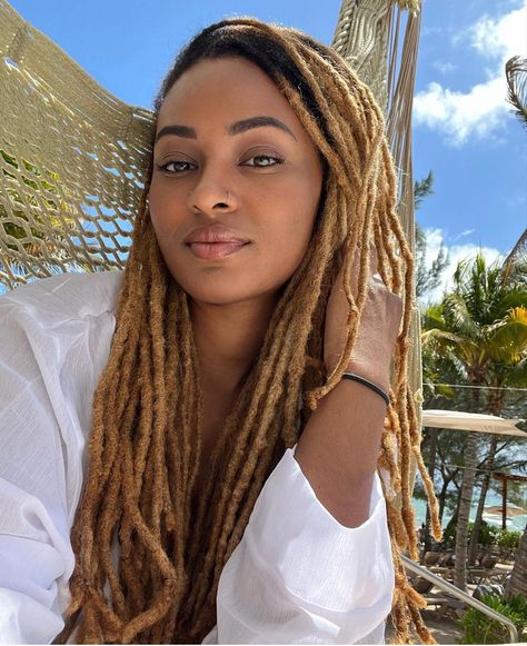 Blonde Dreads Black Women, Blond Dreadlocks Black Women, Blonde Locs Black Women Dark Skin, Blonde Freeform Locs, Large Dreadlocks Black Women, Blonde Locs Black Women, Dark Brown Dreads Black Women, Medium Locs Black Women, Dreads Black Women