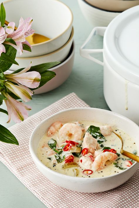 Keto seafood chowder Diet Doctor Recipes, Seafood Chowder Recipe, Pescatarian Meals, Keto Fish, Chowder Recipes Seafood, Low Carb Soups, Keto Seafood, Keto Soups, Wilted Spinach