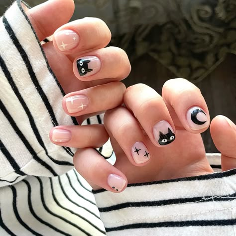 nail black/white yk2 Nail Yk2, Black And White Nail Art Designs, Easy Nail Art Short Nails, Short Cat Nails, Short Black And White Nails, Pink Round Nails, Cat Nails Design, Yk2 Nails, Black Cat Nail Art