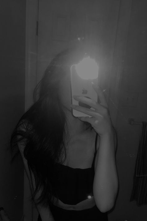 Female Mirror Selfie, Black And White Mirror Pic, Woman Mirror Selfie, Black And White Mirror Selfie, Black And White Selfie, Black And White Mirror, Dark Mirror, Girls Mirror, Fake Account