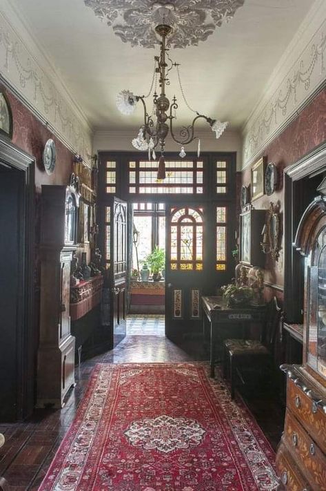 1910s House Interior, Contemporary Victorian, Old Victorian House, Victorian Hallway, Old House Interior, Bedroom Victorian, Victorian Style Homes, Mahogany Furniture, Victorian Interior