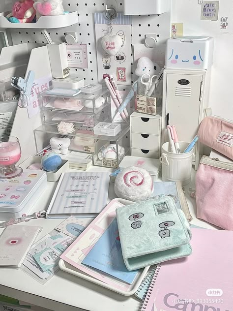 Sanrio Bedrooms, Desk Ideas Study, Motivation Wonyoungism, Studying Desk, Cute Dorm Ideas, Desk Setup Ideas, Romanticize Studying, Pretty Desk, Cute Desk Organization