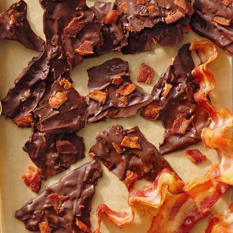 Chocolate Bacon Bark Chocolate And Bacon Recipes, Bacon Bark Recipes, Chocolate Bacon Bark, Bacon Bark, Buttercrunch Toffee, Bacon Desserts, Easy Bacon Recipes, Bark Candy, Christmas Bark Recipes